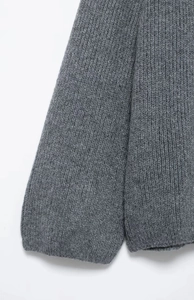 Nahaufnahme der grauen Rippstrick-Struktur und des dicken Stoffes des Strickpullovers