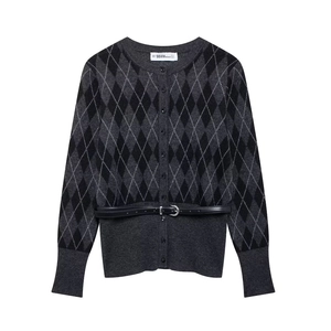 Detailed view of the dark grey argyle knit cardigan with round neck and black waist belt