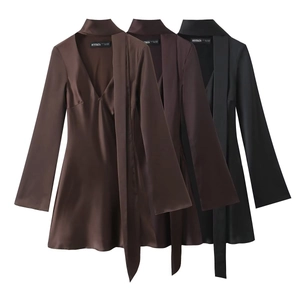 Detailansicht von Satin-Minikleidern in Schwarz und Kaffee mit Schalkragen und Trompetenärmeln