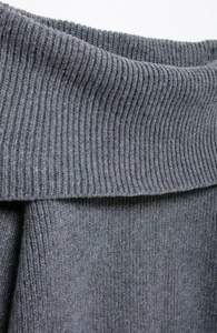 Detailansicht eines grauen Rippstrickpullovers mit breitem Umlegekragen-Design
