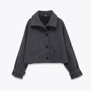 Vue détaillée du trench court en mélange de laine gris foncé avec large revers et boutons