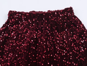 Détail de la texture des paillettes bordeaux et de la taille élastique d'une jupe