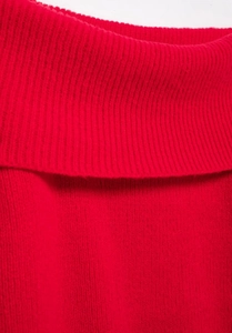 Detail des roten schulterfreien Pullovers mit geripptem Ausschnitt und feiner Textur
