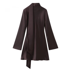 Detail eines schokobraunen Satin-Minikleides mit elegantem Halstuch und langen Ärmeln