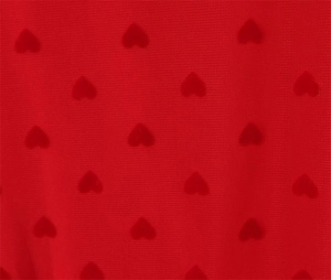 Détail du tissu en maille rouge avec texture cœur floqué et motif respirant élégant
