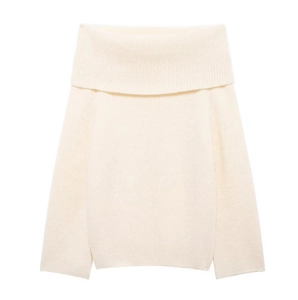Detail eines cremefarbenen schulterfreien Strickpullovers mit Umschlagkragen aus Rippstrick