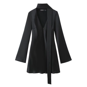 Detail des eleganten schwarzen Satin-Minikleides mit V-Ausschnitt und Halstuch-Design