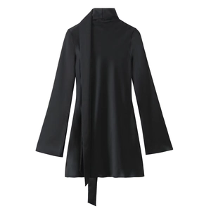 Detail eines Satin-Minikleides mit Stehkragen, Schluppenknoten und langen Ärmeln in Schwarz
