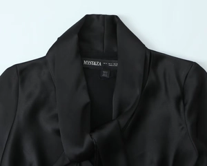 Detail des schwarzen Satin-Ausschnitts mit MYST&ZA-Etiketten und der Größe S
