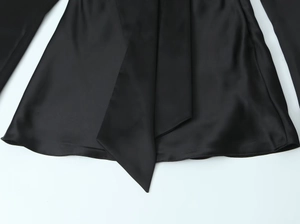 Details von schwarzem Satinstoff mit glatter Textur und elegantem Dekoband-Design