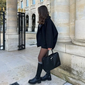 Détail de la veste oversize noire en laine avec col à revers et look style urbain chic