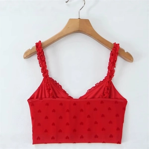 Crop top rouge moulant avec motifs de cœur et bretelles à volants élégantes pour femmes