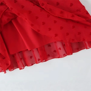 Robe courte rouge cintrée avec volants superposés et motif cœurs en tulle