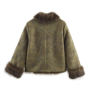 Détails de la veste vert olive avec broderie florale et finitions en fausse fourrure brune