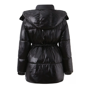 Cappotto con cappuccio nero lucido con coulisse in vita e silhouette lunga invernale
