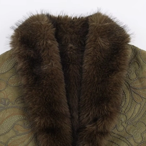 Veste femme verte en fausse fourrure avec broderies et col en peluche marron