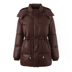 Elegante piumino da donna media lunghezza con cappuccio e coulisse marrone scuro