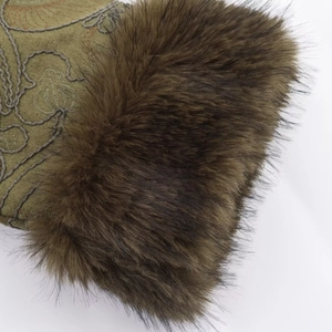Manteau court en fausse fourrure vert armée avec broderie et col en peluche marron