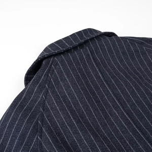 Détail macro du tissu à fines rayures marines et coutures d'un manteau d'hiver