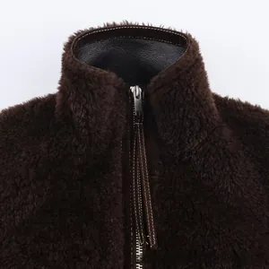 Dettaglio della giacca in shearling con pile marrone scuro e colletto in pelle testurizzata