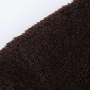 Dettaglio della trama in ecopelliccia marrone scuro con fibre morbide e fitte