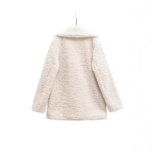 Vue arrière du manteau en fausse fourrure sherpa blanc crème avec texture polaire