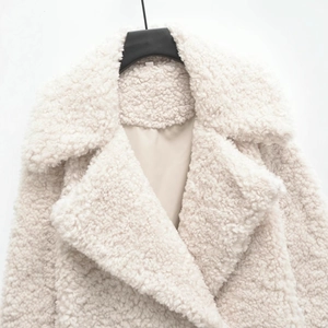 Manteau en fausse fourrure d'agneau blanc crème avec col à revers et doublure douce