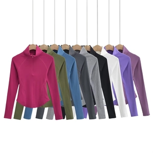 Hauts de sport ajustés à manches longues et quart de zip en plusieurs coloris