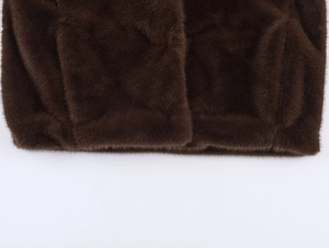 Gros plan sur un manteau en fausse fourrure marron foncé montrant la texture douce