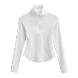 Détail d'un haut de yoga blanc à manches longues avec demi-zip et col montant ajusté