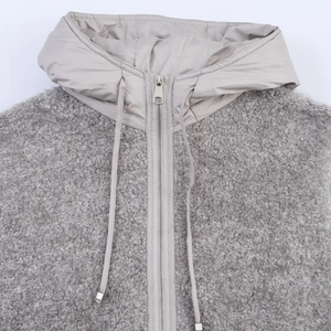Détail de la veste sans manches en polaire grise avec capuche en nylon beige et zip
