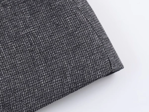 Gros plan sur le tissu tissé gris foncé pour manteaux d'hiver avec détails de texture