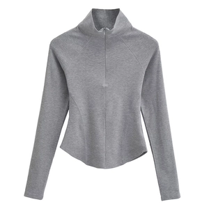 Détail macro du tissu gris extensible avec ourlet incurvé et coutures de précision