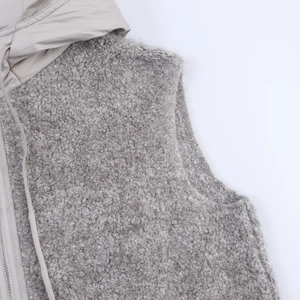 Détail du gilet en polaire grise avec col à capuche en nylon et fermeture éclair