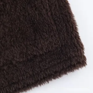 Dettaglio della texture in finta pelliccia marrone scuro di una calda giacca