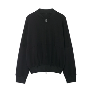 Détail de la veste noire zippée avec col baseball côtelé et fermeture éclair en métal