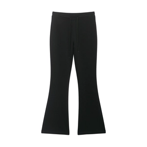 Détail de joggings évasés noirs avec cordon de serrage et ceinture élastique de qualité