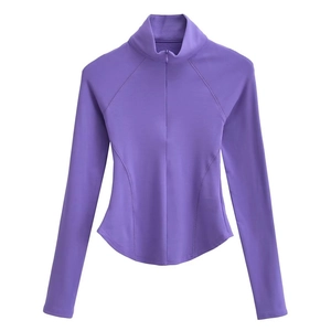 Détail du haut de yoga violet à col montant zippé et manches longues coupe ajustée