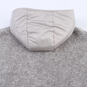 Vue détaillée de la capuche matelassée et du tissu polaire gris sur cette veste d'automne