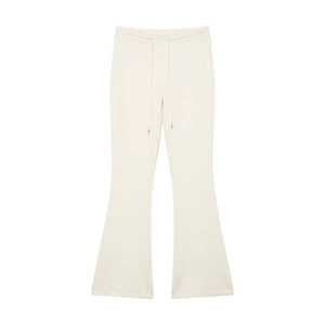 Détail d'un pantalon évasé en tricot blanc cassé avec taille élastique à cordon de serrage