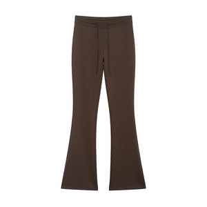 Détail d'un pantalon évasé marron foncé avec taille à cordon réglable et maille douce