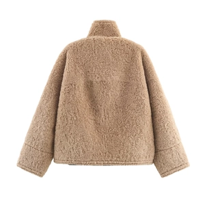 Giacca in pile teddy color cammello da donna con collo alto e design ampio sul retro