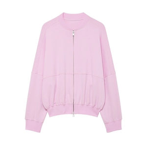 Détail de la veste zippée rose avec fermeture éclair argentée et poignets côtelés en gros plan