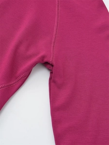 Vue macro des coutures plates sur un tissu élastique rose rouge pour vêtements de yoga