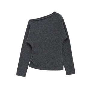 Détail d'un pull gris anthracite asymétrique à épaules dénudées avec des fronces latérales