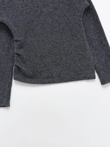Gros plan sur le tricot gris anthracite avec fronces latérales et texture laineuse