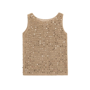 Détail du gilet beige en maille ajourée orné de paillettes argentées scintillantes