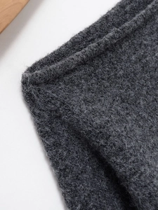 Gros plan sur la maille gris foncé montrant la texture douce et les finitions soignées