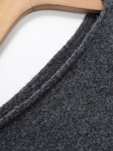 Détail du col roulé sur pull en maille gris foncé montrant la texture douce