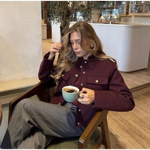 Détails de la veste en laine bordeaux avec col montant et boutons dorés élégants